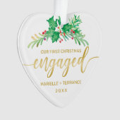 Erste Weihnachtsfeier Verlobtes Holly-Gold-Script- Ornament (Vorderseite)