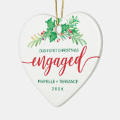 Erste Weihnachtsfeier Verlobtes Holly Red Script F Keramik Ornament (Links)