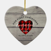 Erste Weihnachtsfeier Verlobtes rustikales Herz in Keramik Ornament (Hinten)