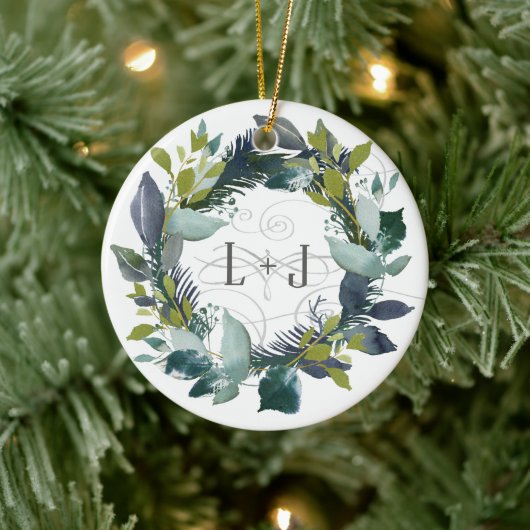 Erste Weihnachtsfeier - Verlobtes Wraath Monogramm Keramik Ornament (Baum)