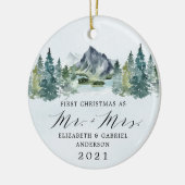 Erste Weihnachtsfeier von Herrn und Frau Mountains Keramik Ornament (Links)