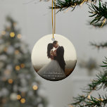 Erste Weihnachtsfeiertage Foto Kalligraphie Keramik Ornament<br><div class="desc">Ein festliches Stück, das Ihre gepflegten Erinnerungen zu einem zeitlosen Urlaubsschatz macht! Dieses elegante Ornament, das den Geist des Zusammenlebens und der Freude perfekt einfängt, ermöglicht es Ihnen, Ihren Weihnachtsbaum mit einer speziellen Momentaufnahme Ihrer hellsten Momente zu personalisieren. Dieser Sake wurde als Ergänzung zu Ihrer Feriendekoration konzipiert und ist mehr...</div>