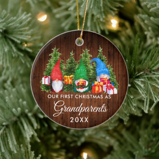 Erste Weihnachtsgroßeltern Gnomes Wood Trees Keramik Ornament (Baum)