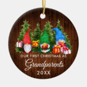 Erste Weihnachtsgroßeltern Gnomes Wood Trees Keramik Ornament (Vorne)