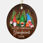 Erste Weihnachtsgroßeltern Gnomes Wood Trees Keramik Ornament (Links)