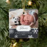 Erste Weihnachtsjunge Foto Snow Chalkboard Keramikornament<br><div class="desc">Meine ersten Weihnachten mit Schneeflocken auf einem Kreideboden und Foto-Ornament-Design kann mit dem Namen und Geburtsjahr des Babys personalisiert werden. Enthält ein zweites Foto auf der Rückseite.</div>