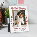 Erste Weihnachtsmama und Foto Fotoplatte<br><div class="desc">Die erste Weihnachtsfeier des Babys mit Mama einzigartiger Sake-Plakette mit Ästen aus roten Beeren,  dem eigenen Foto und dem modernen Schriftzeichen der roten Typografie.           Kann ein schönes Geschenk für eine neue Mutter sein.</div>