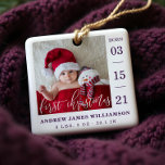 Erste Weihnachtsschrift Baby Birth Stats & Foto Keramikornament<br><div class="desc">Ankündigung und Begrüßung der Ankunft Ihres neuen Babys mit unserem einfachen und modernen Baby Foto Geburt Ankündigung Baby's erste Weihnachtsschmuck. Das Design verfügt über ein Single-Foto-Layout, um das Foto Ihres neuen Babys anzuzeigen. "Erste Weihnachten" wird in einem modernen, weißen Kalligraphie-Overlay angezeigt, in dem das Geburtsdatum an der Seite und der...</div>