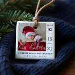 Erste Weihnachtsschrift Baby Birth Stats & Foto Keramikornament<br><div class="desc">Ankündigung und Begrüßung der Ankunft Ihres neuen Babys mit unserem einfachen und modernen Baby Foto Geburt Ankündigung Baby's erste Weihnachtsschmuck. Das Design verfügt über ein Single-Foto-Layout, um das Foto Ihres neuen Babys anzuzeigen. "Erste Weihnachten" wird in einem modernen, weißen Kalligraphie-Overlay angezeigt, in dem das Geburtsdatum an der Seite und der...</div>
