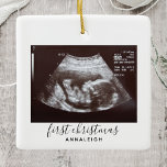 Erste Weihnachtsschwangerschaft Ultrasound Foto Cu Keramikornament<br><div class="desc">Es ist immer eine gute Zeit, diese aufregende Nachricht mit Ihren nächsten und lieben zu teilen. Perfekte Weihnachtsgeschenkidee für die Oma, die Erholung der Familie mit einem Ultraschallschmuck aus Foto. Fügen Sie einfach das Baby Scan Foto und einen Namen hinzu, indem Sie auf den Button "Personalisieren" klicken. Passen Sie diese...</div>