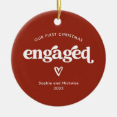 Erste WeihnachtsVerlobt | Rot und Weiß mit Herz Keramik Ornament (Vorne)