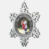 Erste WeihnachtsVerlobt Schneeflocken Zinn-Ornament (Rechts)