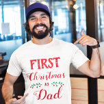 Erste Weihnachtszeit als Vater, die Roten Text ent T-Shirt<br><div class="desc">This white t-shirt is perfekt for personalized Christmas matching family outfits. It says "First Christmas as Dad" in der roten Modern machen. For further customization or other matching items,  please feel to contact me.</div>