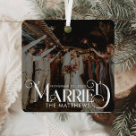 Erste Weihnachtszeit Verheiratete Minimal Typograf Ornament Aus Metall<br><div class="desc">Feiern Sie Ihren ersten Urlaub als verheiratetes Ehepaar mit dem First Christmas Verheiratet Minimal Typografie Foto Metal Ornament. Dieses Ornament verbindet sauberes, minimalistisches Design mit handgeschriebenem Drehbuch und einem stilvollen Weihnachtsbild des Jahrgangs und bietet eine elegante Art, diesen besondere Anlass zu markieren. Sie ist aus bruchsicherem Metall gefertigt und sorgt...</div>