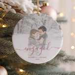 Erste Weihnachtszeit Verlobtes Foto Dusty Rose Scr Keramik Ornament<br><div class="desc">Gedenken Sie Ihre Verlobung mit diesem schönen modernen Sakraldekor. Der Text lautet "Unser erstes Weihnachten verlobt", mit dem Wort "verlobt" in eleganter staubiger Rose-Handschrift mit Schnörkeln vor und nach. Ersetzen Sie das Beispielbild durch Ihr Lieblings-Foto, und fügen Sie Ihre Namen und das Jahr hinzu. Mithilfe eines Farbverlaufsefilters wird der Pop...</div>