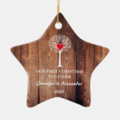 Erste Weihnachtszeit zusammen Liebe Baum rustikale Keramik Ornament (Vorne)