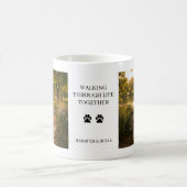 Erstelle dein eigenes Walking through life togethe Kaffeetasse (Mittel)