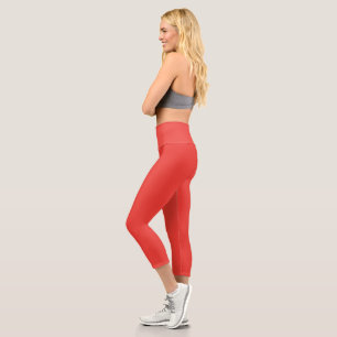 Erstellen eines markanten roten Hintergrunds mit w Capri Leggings