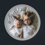 Erstellen Sie Ihr eigenes benutzerdefiniertes Foto Runde Wanduhr<br><div class="desc">Dekorativ personalisierbares modernes minimalistisches Uhrendesign mit eigenem Foto,  Bild oder Logo.</div>