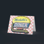 Erstellen Sie Ihr eigenes benutzerdefiniertes Retr Karte<br><div class="desc">Erstellen Sie Ihre eigene Grußkarte im Stil der 50er Jahre mit diesem einfachen Template. Diese coolen Retrokarten haben einen leicht bedrückten, rosa-weiß karierten Hintergrund mit einem Schild oben, auf dem "DINER" und "OPEN" stehen, in Neon mit Platz, um Ihren eigenen Vor- oder Nachnamen - oder ein anderes Wort, das Sie...</div>