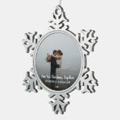 Erstellen Sie Ihr eigenes First Christmas Together Schneeflocken Zinn-Ornament (Rechts)