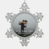 Erstellen Sie Ihr eigenes First Christmas Together Schneeflocken Zinn-Ornament (Vorderseite)