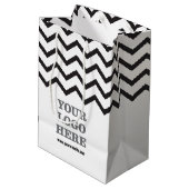 Erstellen Sie Ihr eigenes Logo Mittlere Geschenktüte (Rückseite Schrägansicht)