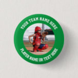 Erstellen Sie Ihr eigenes Sportteam-Foto Button<br><div class="desc">Foto eines Softball-Fangers, der bereit ist, den Ball vom Pitcher auf einem Button-Button zu empfangen. Die Fotovorlage lässt sich leicht anpassen. Geschenk für einen Spieler oder eine Mannschaft aus Softball, Baseball, Hockey, Basketball, Fußball oder anderen Sportarten. Legen Sie einfach ein quadratisches Foto in die Vorlage, um ein niedliches, benutzerdefiniertes Tastengeschenk...</div>