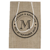 Erstellen Sie Ihre eigene Burlap Retro Logo Monogr Mittlere Geschenktüte (Rückseite)
