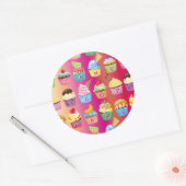 Erstellen Sie Ihre eigenen Cupcake Monogram Köstli Runder Aufkleber (Umschlag)