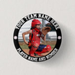 Erstellen Sie Ihren eigenen Baseball-Foto-Namen Button<br><div class="desc">Foto eines Baseball- oder Softballfängers, der bereit ist, den Ball vom Pitcher auf einem Button-Knopf zu empfangen. Die Fotovorlage lässt sich leicht anpassen. Geschenk für einen Spieler oder eine Mannschaft aus Softball, Baseball, Hockey, Basketball, Fußball oder anderen Sportarten. Legen Sie einfach ein quadratisches Foto in die Vorlage, um ein niedliches,...</div>