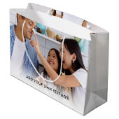Erstellen Sie Ihren eigenen Foto-Text Große Geschenktüte (Rückseite Schrägansicht)