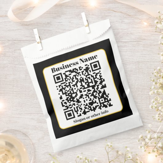 Erstellen Sie Ihren eigenen QR-Code | Schwarz-weiß Geschenktütchen (Ausgeschnitten)