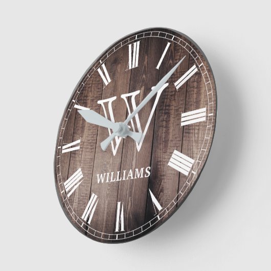 Erstellen Sie Ihren eigenen rustikalen Monogram Ba Runde Wanduhr (Winkel)