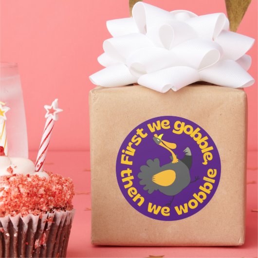 ERSTENS GEHEN WIR, DANN WÜNSCHEN WIR UNS lustigen Runder Aufkleber (Party)