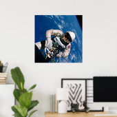 Erster American Spacewalk (Gemini 4) Poster (Heimbüro)