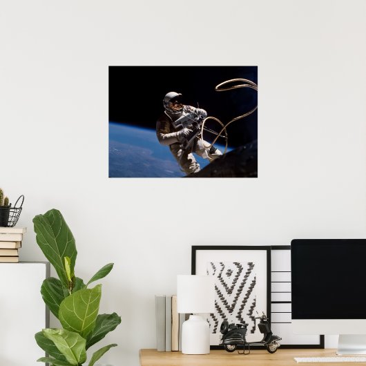 Erster American Spacewalk (Gemini 4) Poster (Heimbüro)