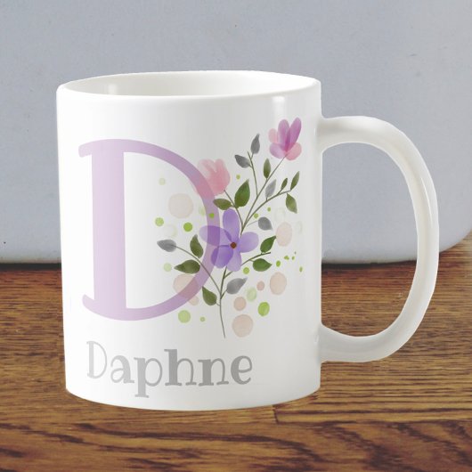 Erster Anfangsbuchstabe plus Name Daphne mit Blume Kaffeetasse