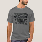 Erster Baseman, weil Pitchers auch Helden brauchen T-Shirt (Vorderseite)