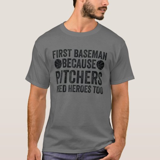 Erster Baseman, weil Pitchers auch Helden brauchen T-Shirt (Vorderseite)