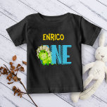 Erster Dinosaurier Geburtstag niedliche bunte pers Baby T-shirt<br><div class="desc">Erster Dinosaurier Geburtstag niedlicher,  bunter personalisierter Baby-T - Shirt,  mit einem grünen Baby-Triceratops aus den Briefen springen.</div>