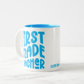 Erster Grade Lehrer hellblauer Text Zweifarbige Tasse (Vorderseite Links)
