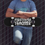 Erster Lehrer Einfache Retro-Anwendung Skateboard<br><div class="desc">Überraschen Sie Ihren Lieblings-Lehrer mit einem coolen "First Grade Teacher" Retro inspiriert Typografie Design Skateboard, die mit ihrem Namen angepasst werden kann. Das ist eine ganz neue Geschenkidee für die Teacher Appreciation Week! Für Fragen oder Wünsche zu diesem Design, kontaktieren Sie uns bitte über den Chat; wir helfen Ihnen gerne...</div>
