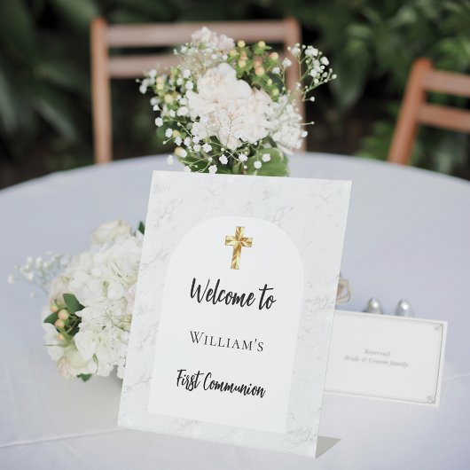 Erster Marmorbogen der Kommune Sockelschild