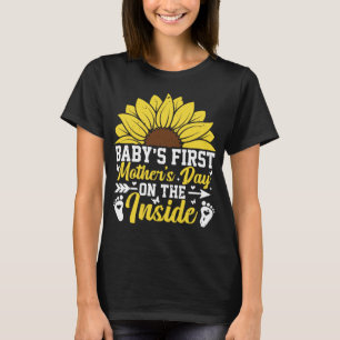 Erster Muttertag des Babys an der inneren sonnigen T-Shirt