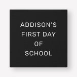 Erster Schultag Schwarz-Weiß-Individuelle Name Künstlicher Leinwanddruck<br><div class="desc">Dieses einfache und stilvolle "First Day of School" Zeichen ist mit einem massiven,  schwarzen Hintergrund und weißen ALL CAPS Sans Serif Buchstaben aussehend. Text und Design können vollständig mit dem Namen des Schülers oder anderen Formulierungen personalisiert werden.</div>