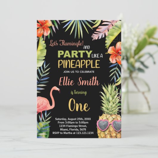Erster Schwarzer Flamingo & Ananas Geburtstag Einladung (Stehend Vorderseite)