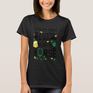 Erster Sicherheitsdrink mit einem Tag des Krankenp T-Shirt