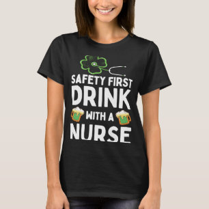 Erster Sicherheitsdrink mit einer Krankenpflegerin T-Shirt