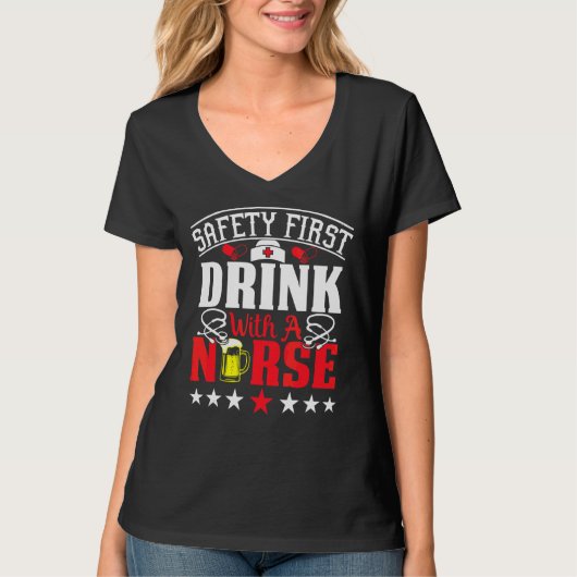Erster Sicherheitsdrink mit einer Krankenschwester T-Shirt (Vorderseite)